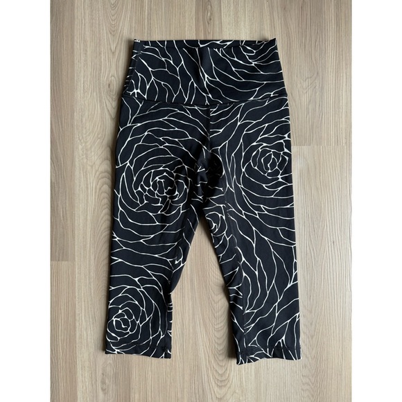 LULULEMON Black + White Floral Capri Leggings - Picture 2 of 2